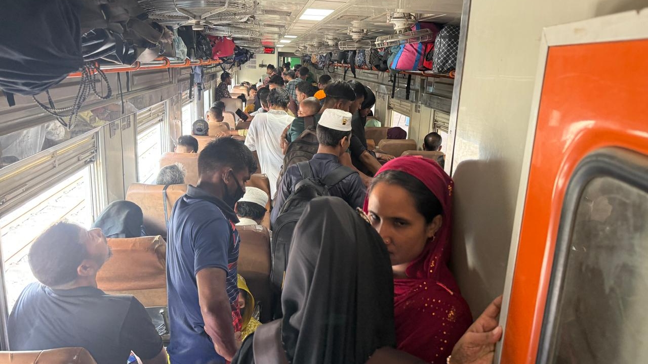 ঈদে ট্রেনযাত্রার শেষ দিনে ঢাকা ছাড়ছেন হাজারো মানুষ